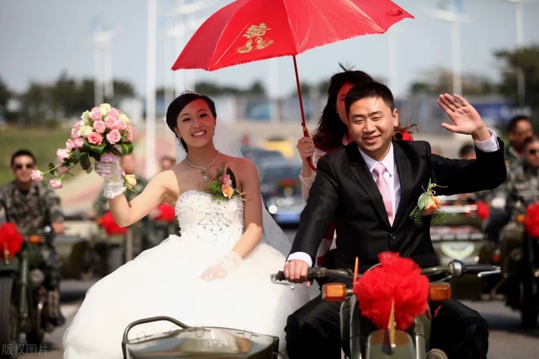 接亲时小舅子在小区门口挂一条横幅,新郎看到立刻折返退婚:怕了