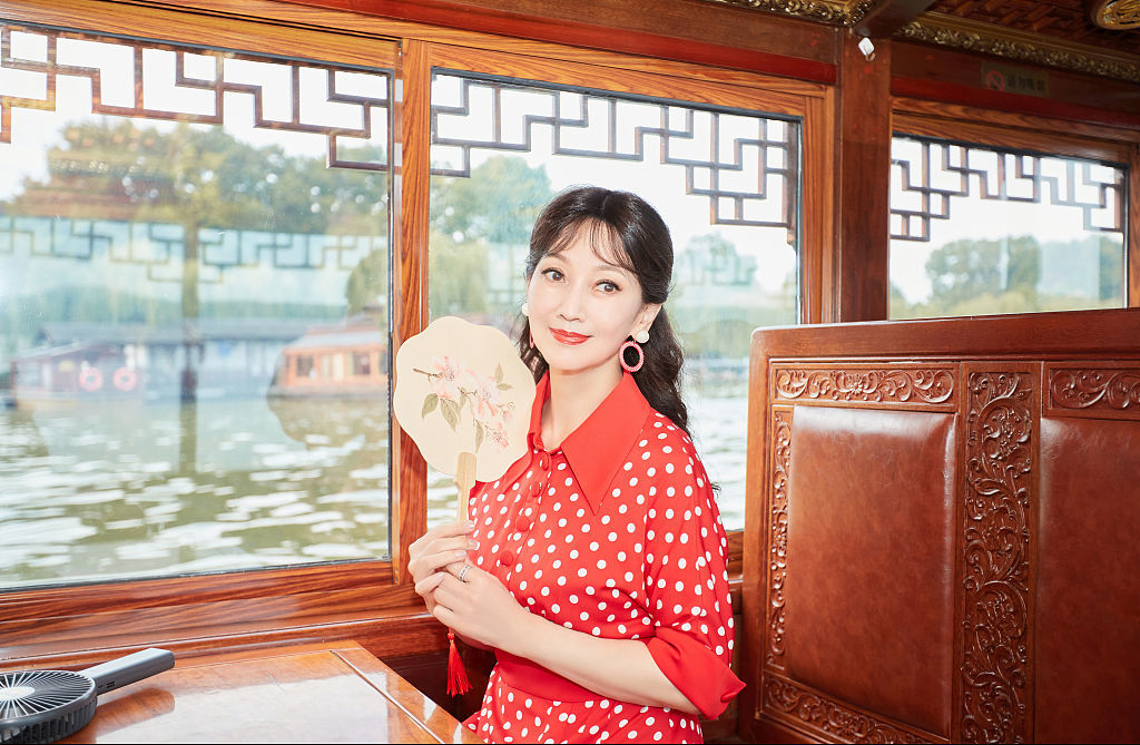 "白娘子"赵雅芝乘船游清波门 穿波点红裙甜美减龄变古韵美人_凤凰网