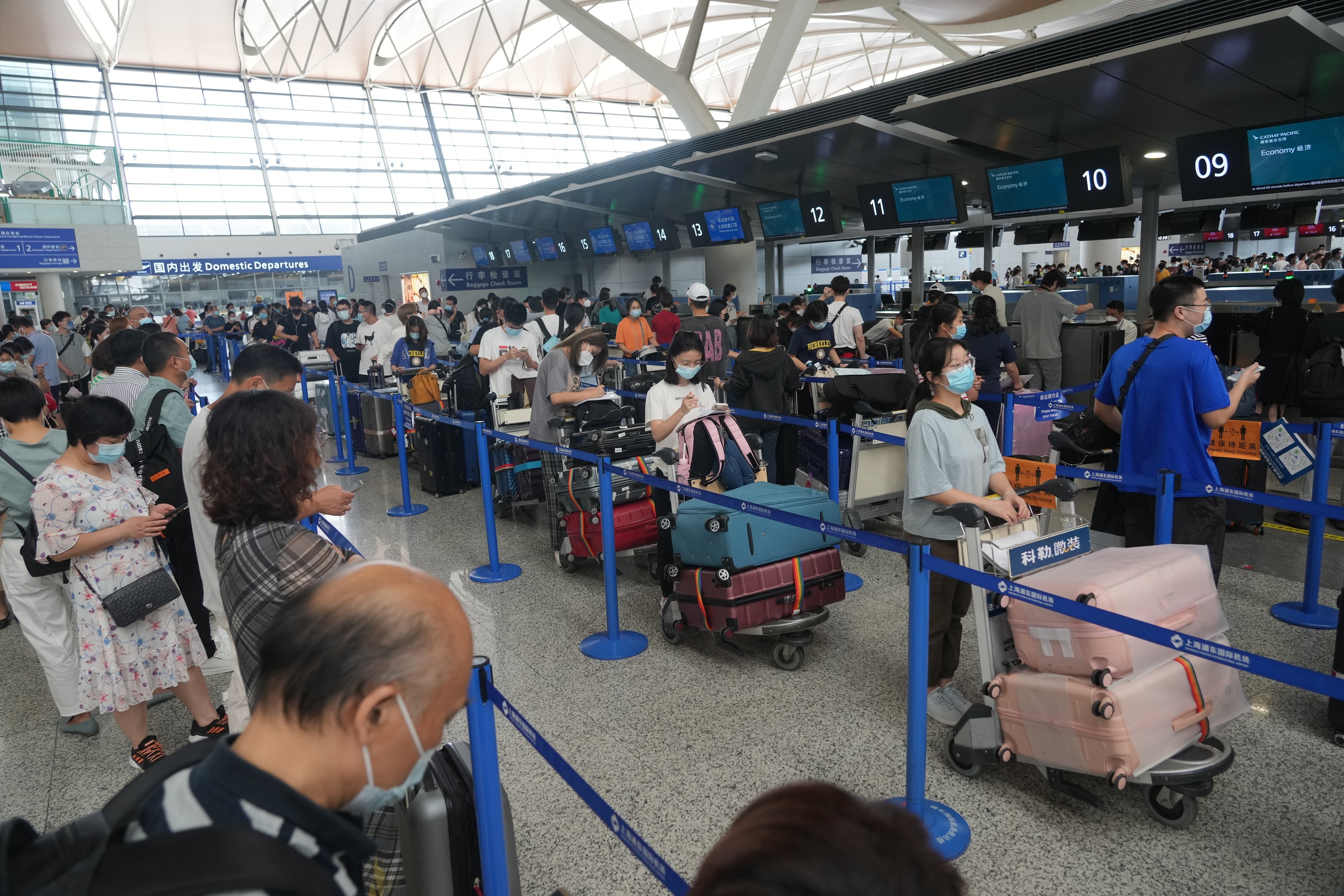 上海浦东机场中国留学生集中赴北美开学报到