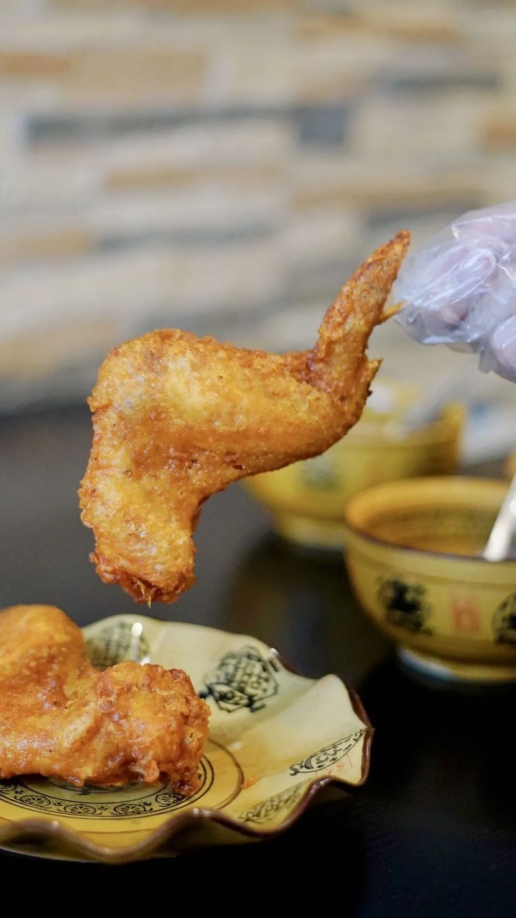 鸡翅个大咸香,外皮酥脆,炸制得恰到好处.