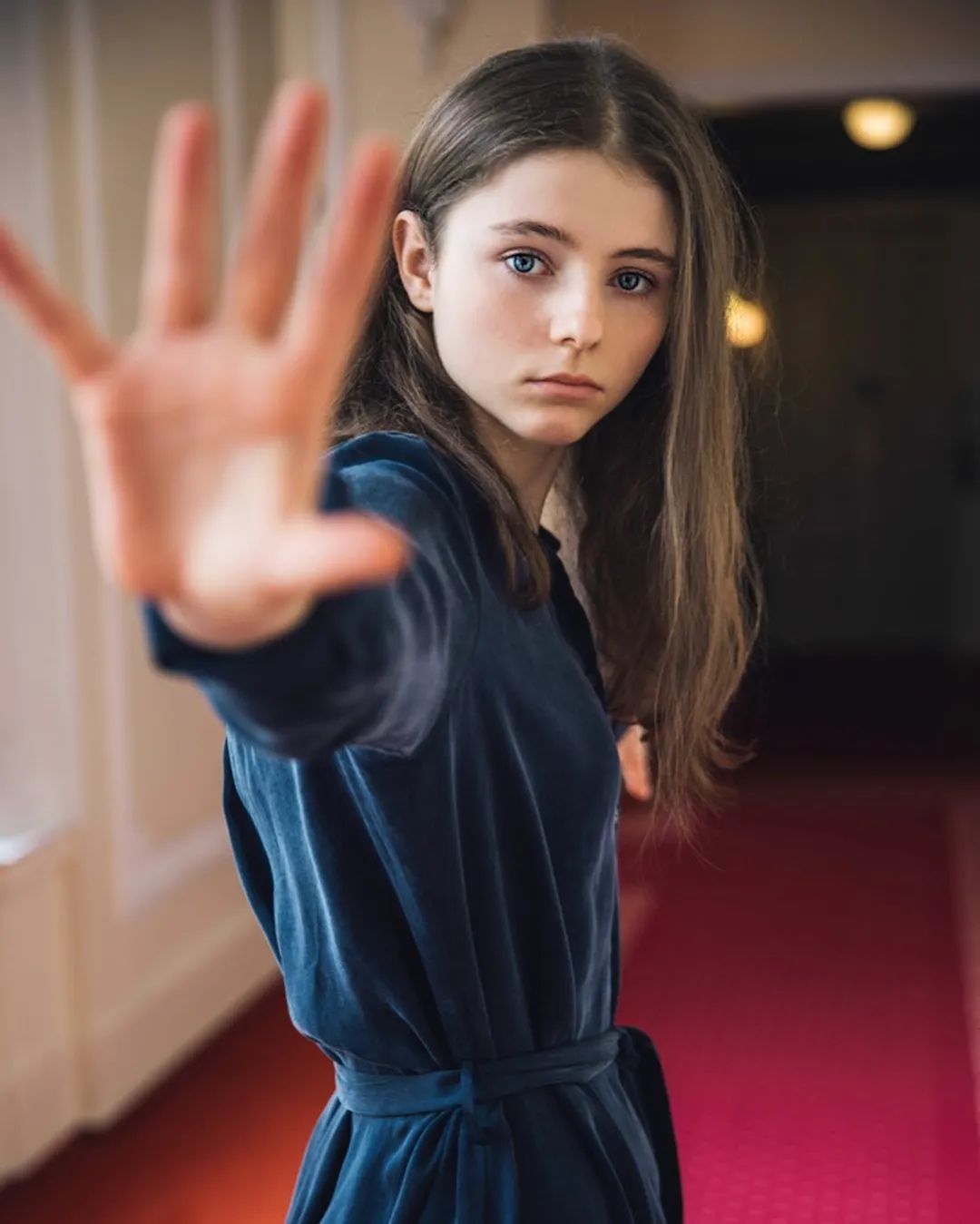 出生在以绿色著称的新西兰,托马辛的颜自带一份与世隔绝的精灵系长相.