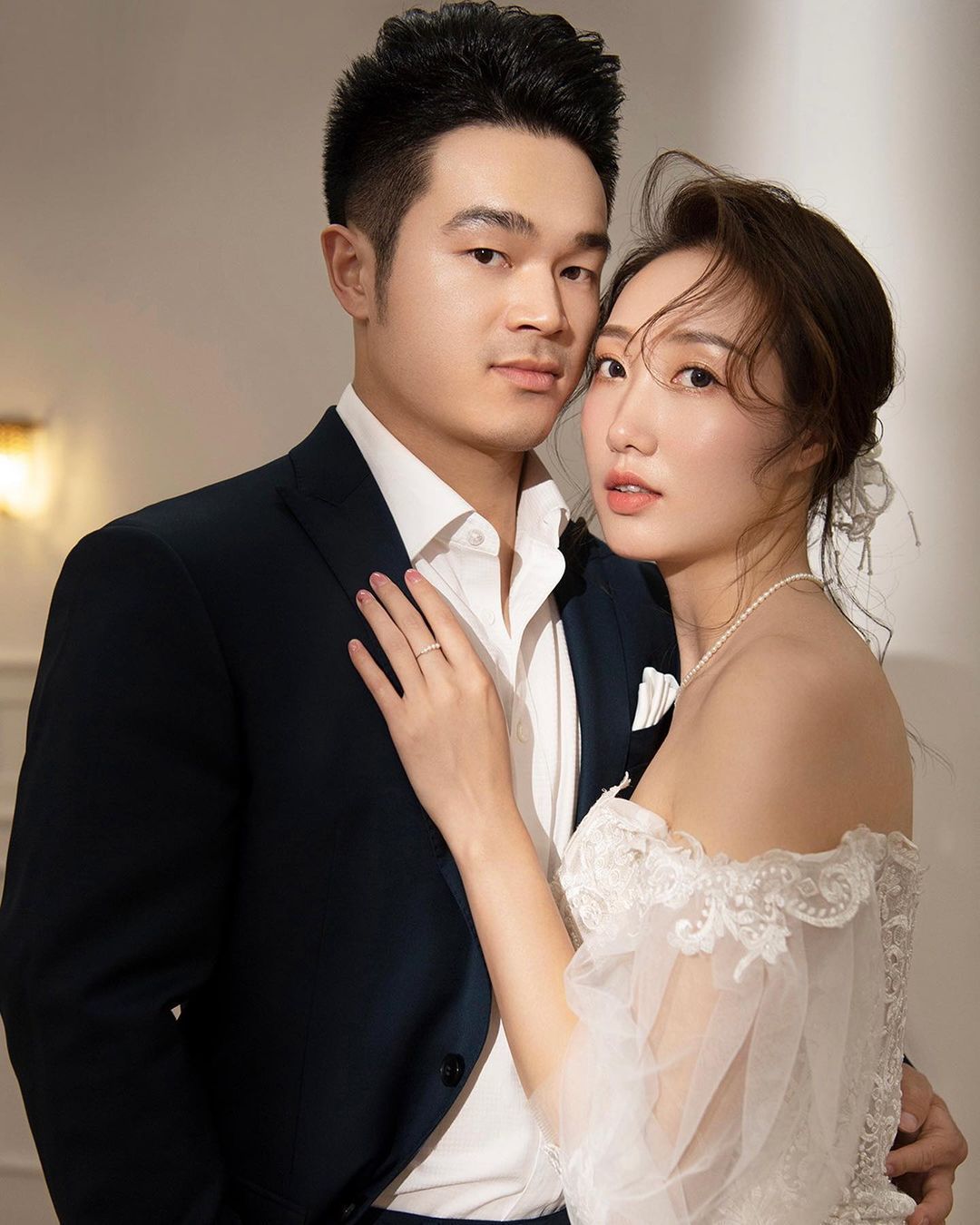 举重奥运冠军晒婚纱照!