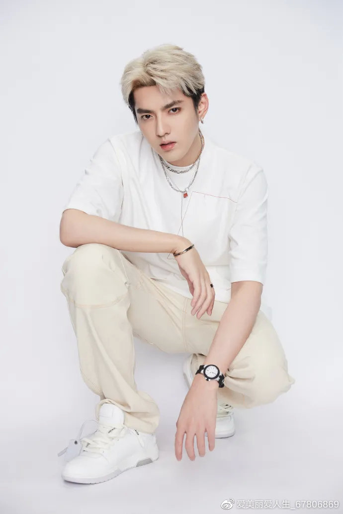 吴亦凡的黑金染也太帅了 个性不羁潮范!