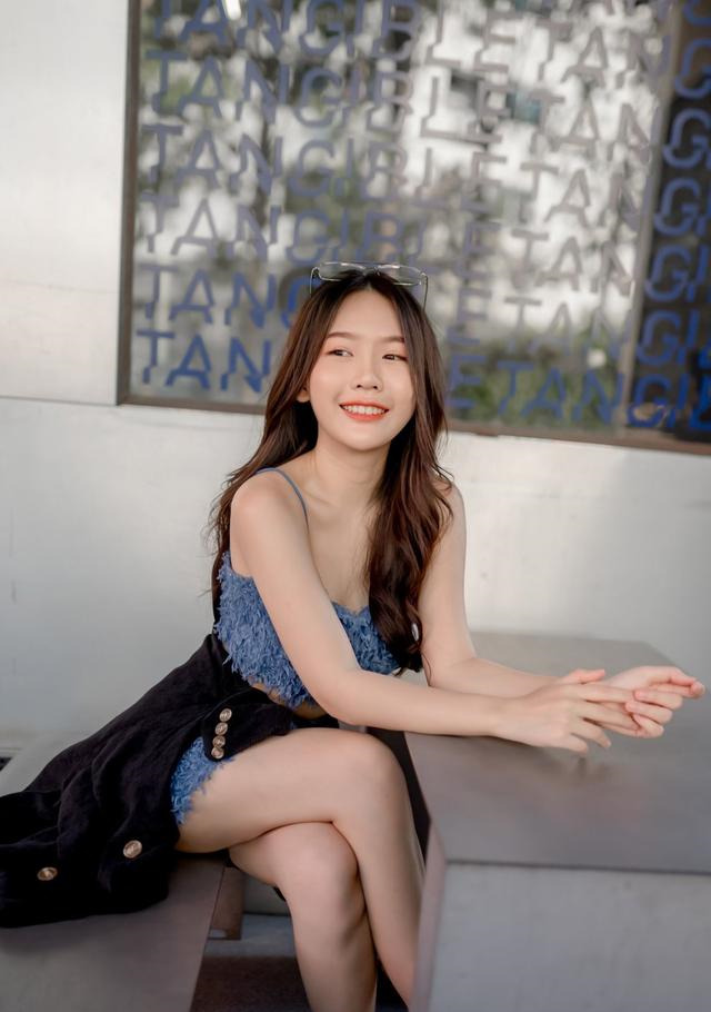 长相清纯的越南小姐姐,甜美笑容看起来青春又阳光