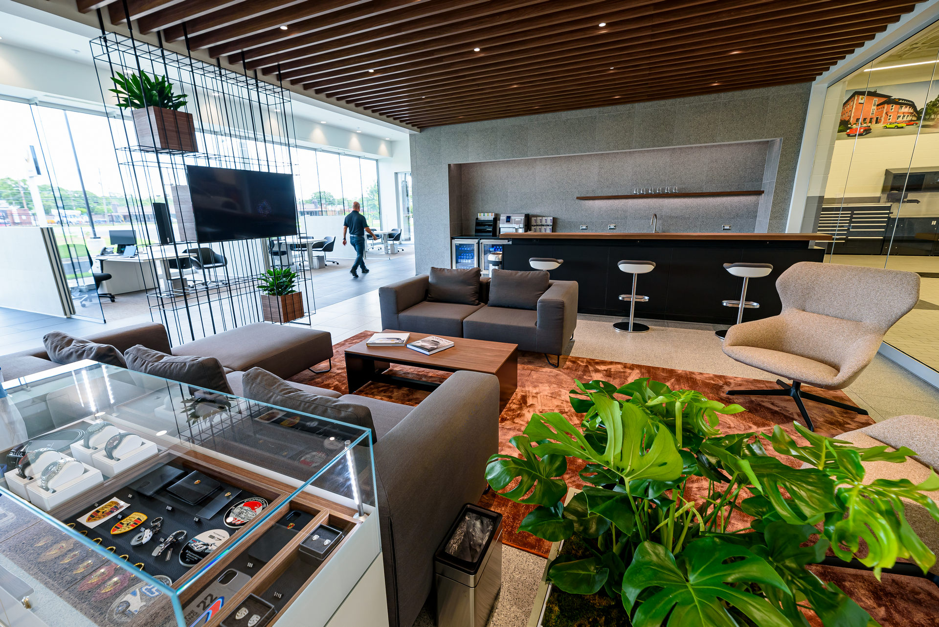 占地2043平米保时捷在美开设首家独立服务中心