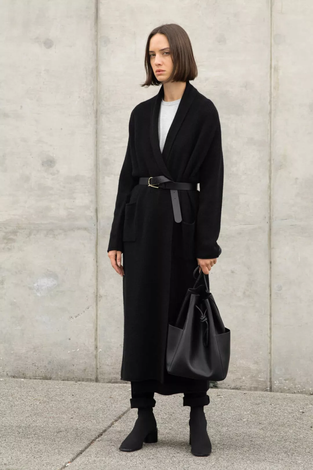 叠穿露出一小部分的"白",黑色是我的态度,但我还要打造属于我的个性.