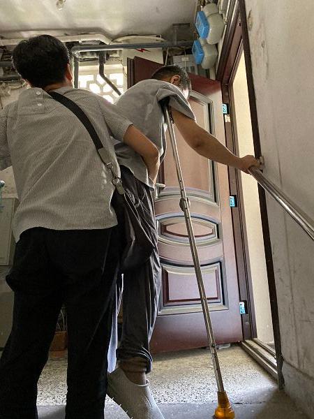 谌孟珍扶赵文龙进屋 澎湃记者陈灿杰图