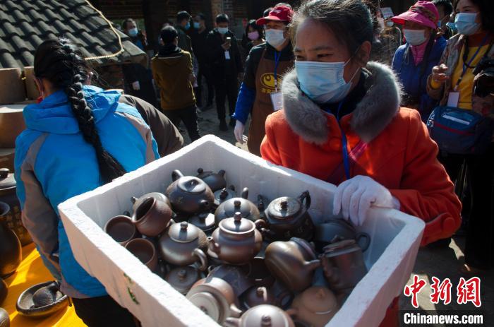 工作人员搬出刚出窑的坭兴陶茶壶。 翟李强 摄