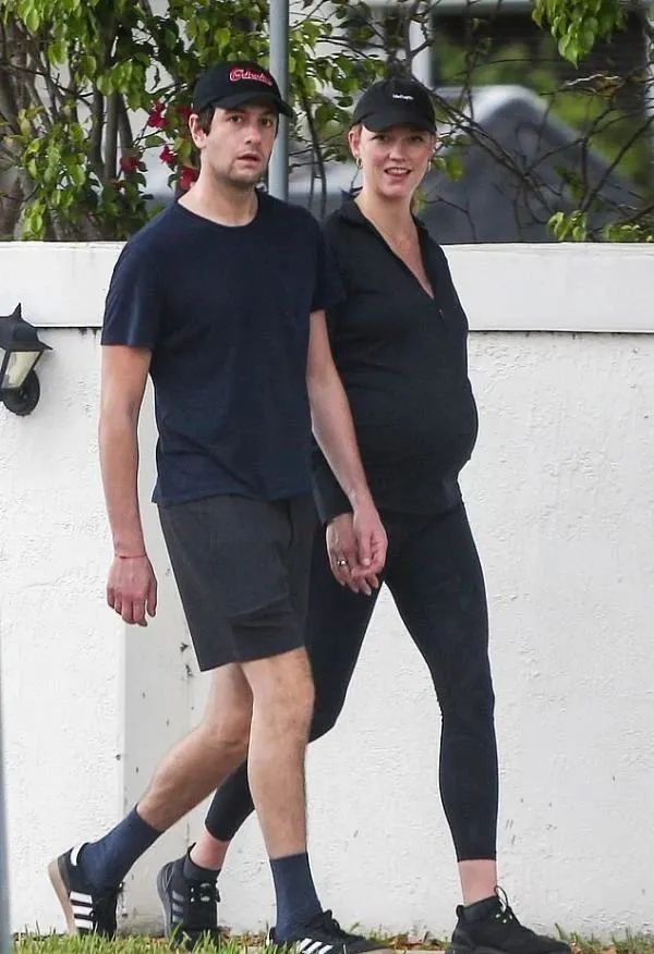 那天她的肚子已经颇大,丈夫约书亚(joshua kushner)生怕出现什么疏忽