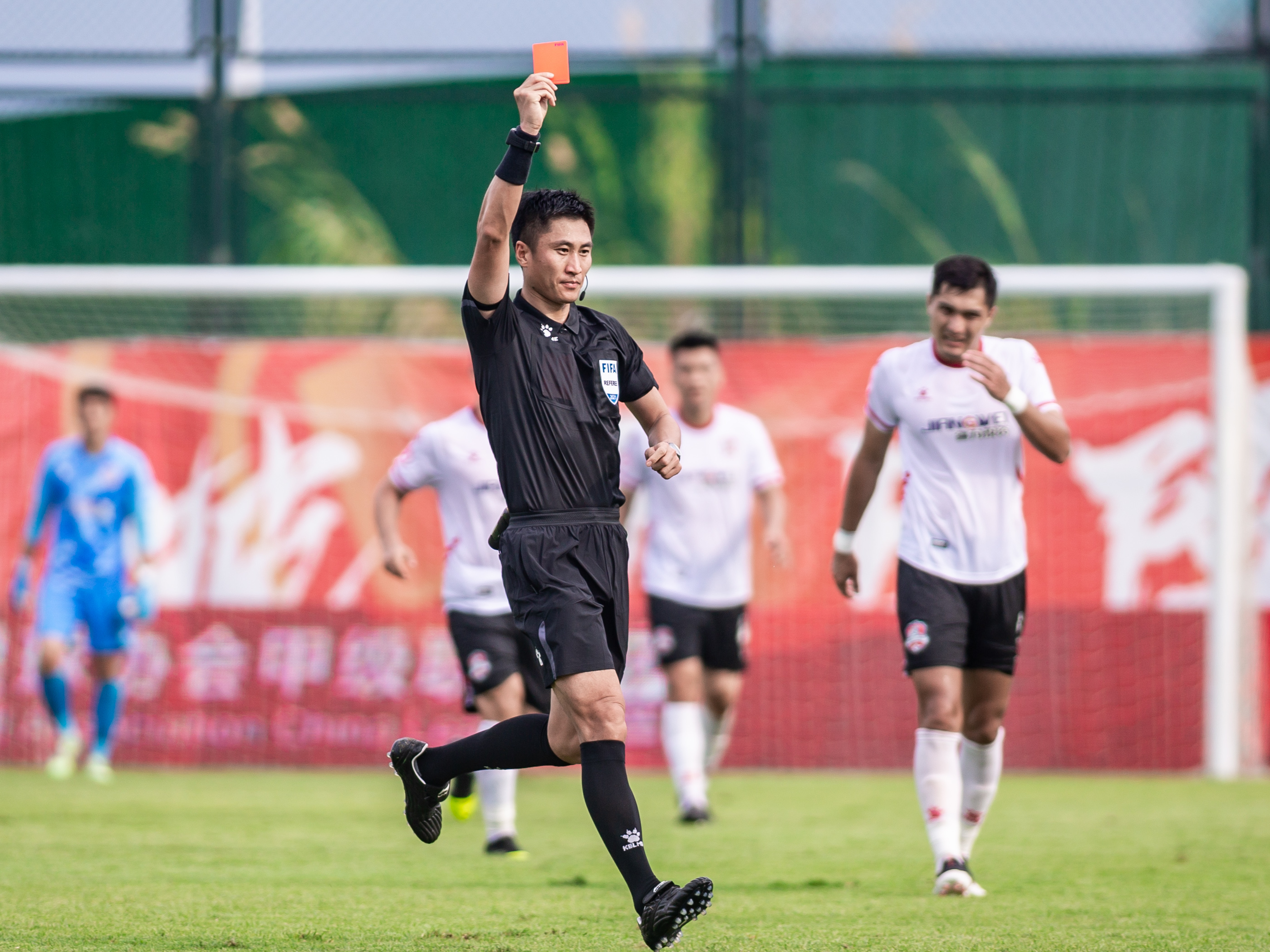 卡牌大师上线!马宁新赛季国内赛场首秀就掏红牌