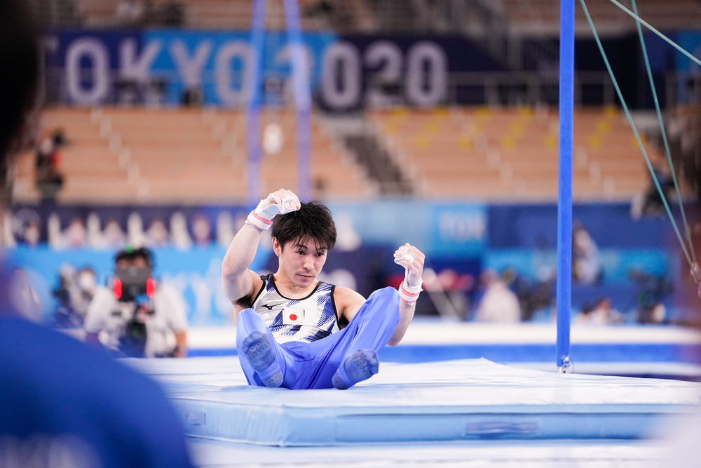 北京时间7月24日,东京奥运会展开竞技体操首个比赛日的角逐。正在进行的男子资格赛中,日本体操一哥内村航平在单杠项目中出现重大失误掉下器械,无缘单杠决赛。