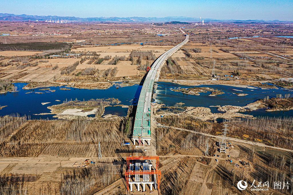 河北遷安:京秦高速遷安段緊張施工