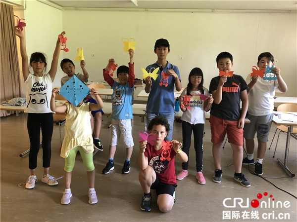 【新春走基层】瑞士伯尔尼华夏中文学校校长:坚信中文的重要性 坚守在海外传承中国文化_fororder_3)瑞士伯尔尼华夏中文学校的孩子们。_副本