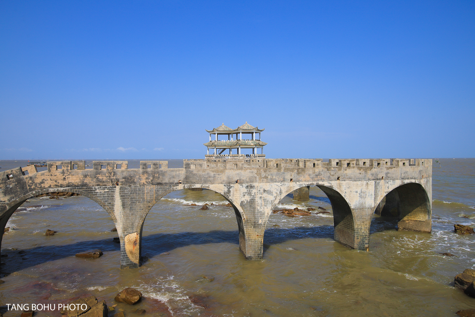 防城港簕山古渔村一个美丽的半岛村落海边礁石魔幻岗楼威赫