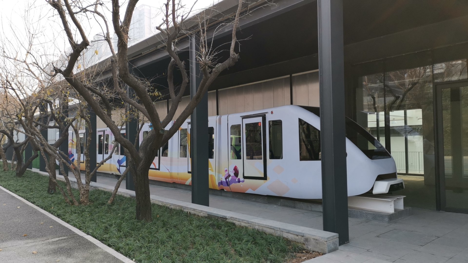 西安第一条轻轨!列车到达车辆段,预计12月开通!__凤凰网