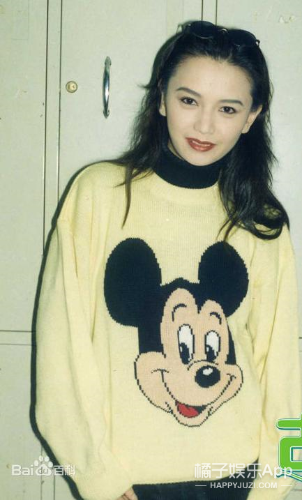 还记得梁朝伟前女友曾华倩吗她55岁长这样