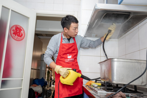 “就地过年”下家庭服务需求激增 天鹅到家全力保障假期家政服务供应_凤凰网