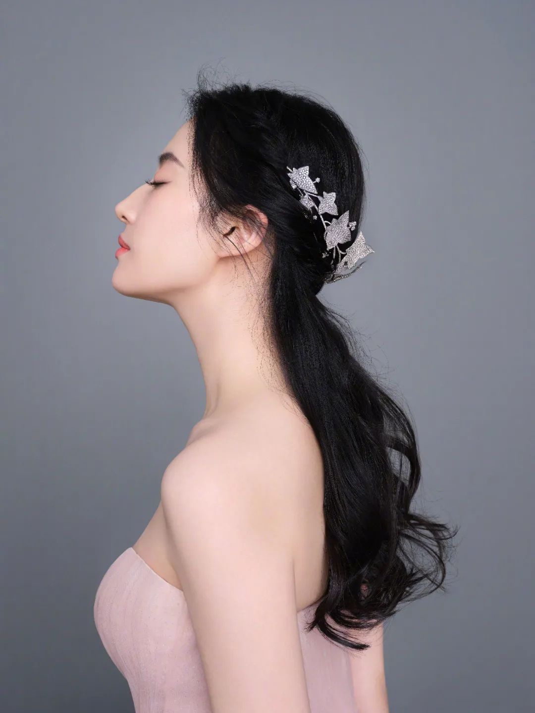 华美钻饰,妆容清丽无暇,更显得眉目如画,云鬓花颜,天鹅颈仪态端庄优雅