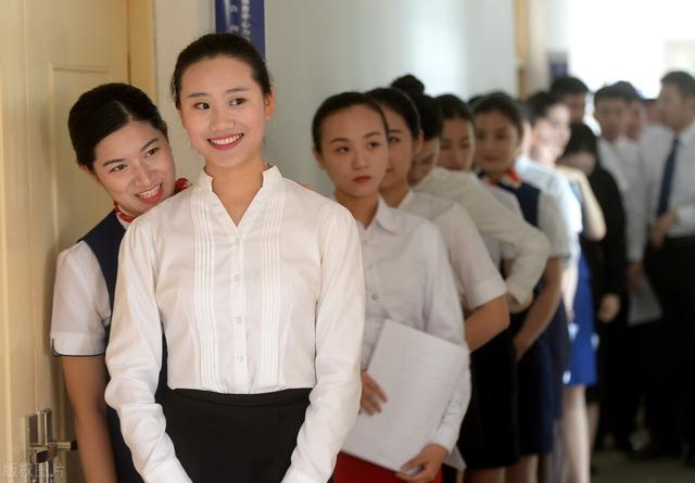 护士面试服装女生搭配图片