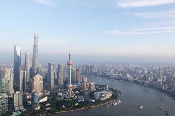 俯瞰高楼林立的上海浦东陆家嘴。图|新华社