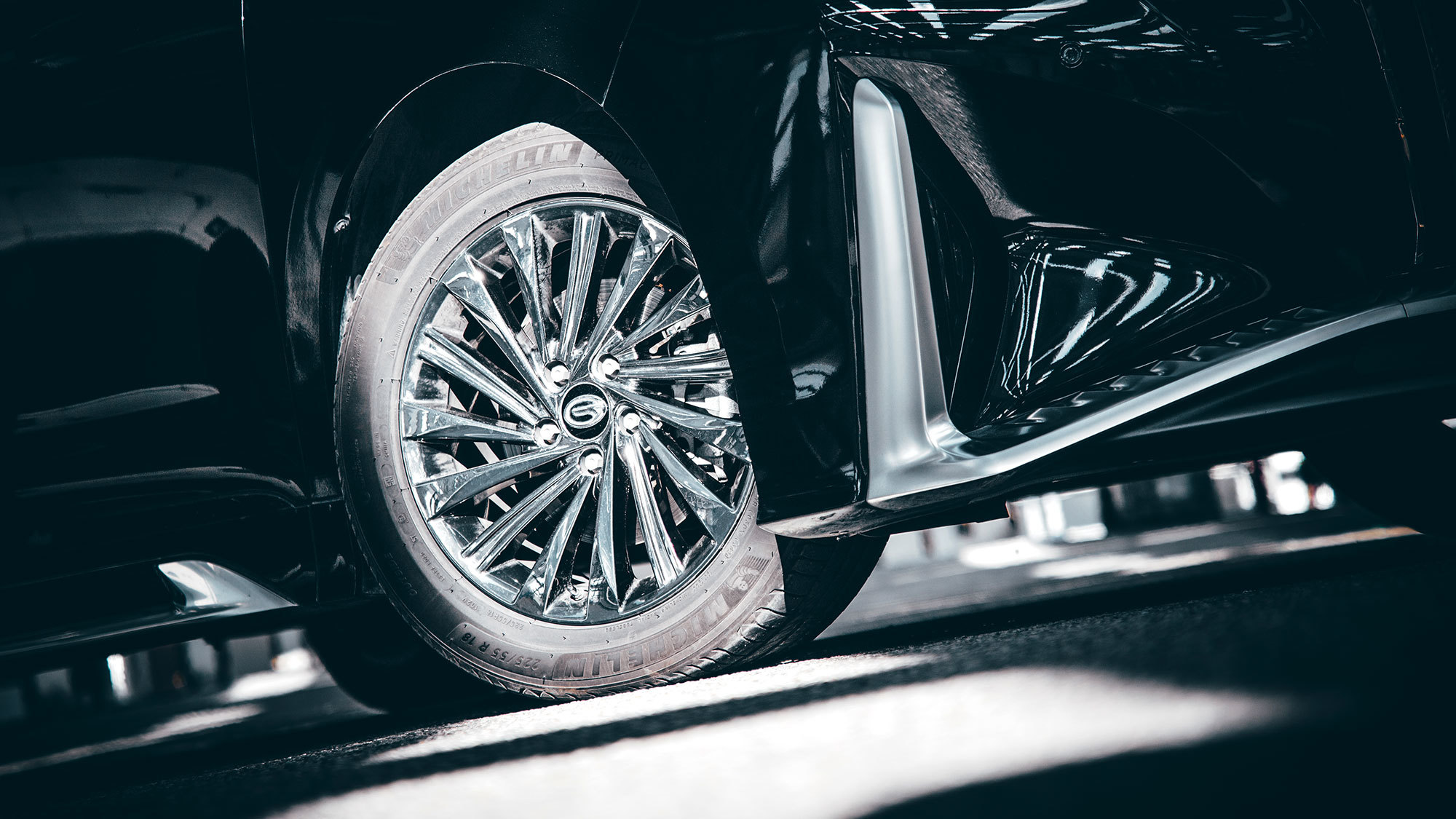 专属的pvd电镀轮毂,镜面般的视觉效果,让"大师"的身份得以彰显.