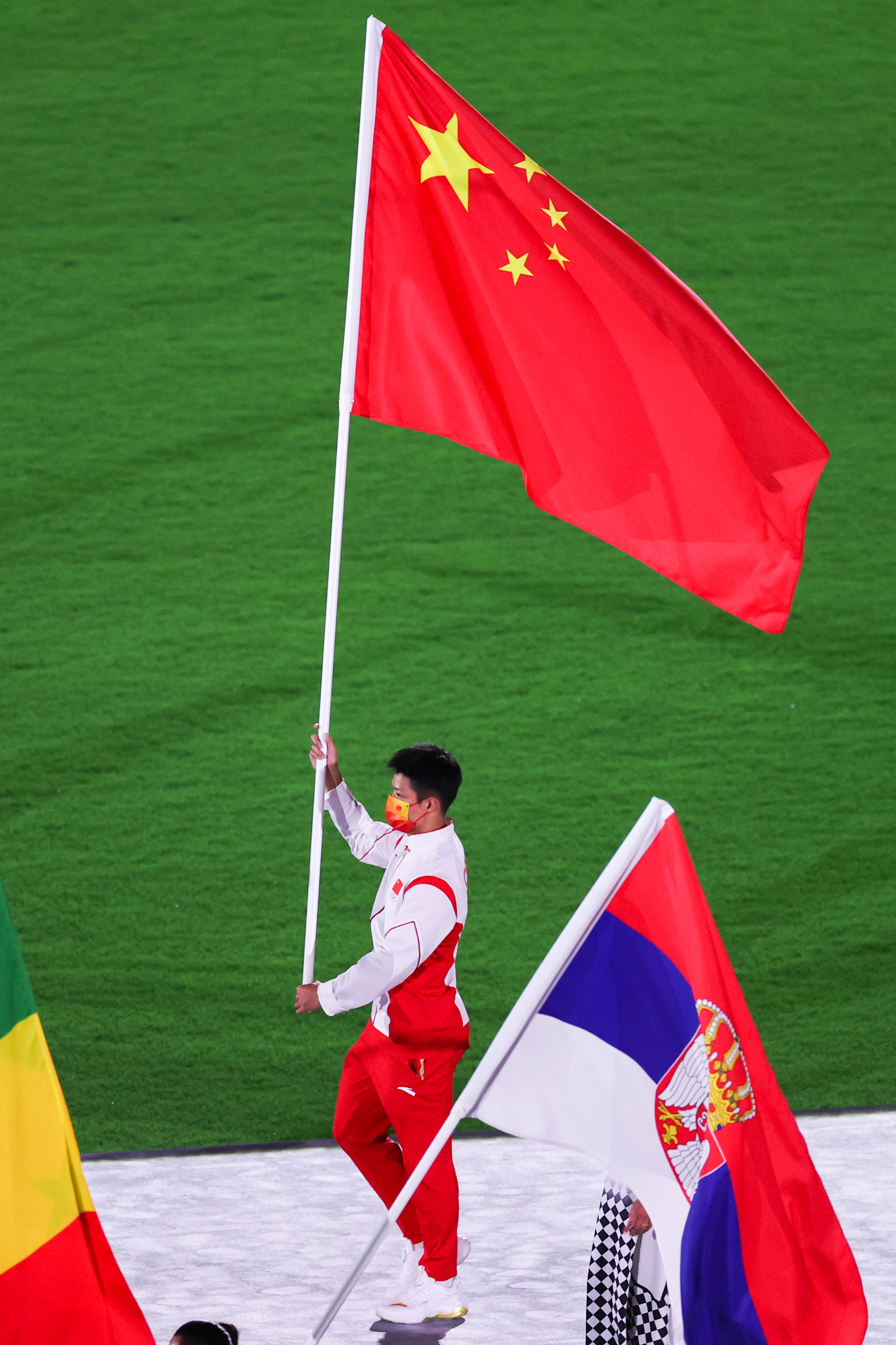 苏炳添担任中国代表团闭幕式旗手。