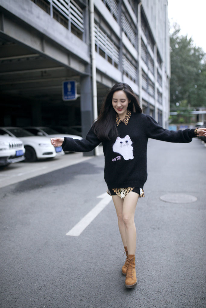 王智私服街拍随性惬意甜美可人短裤配短靴更显美腿修长