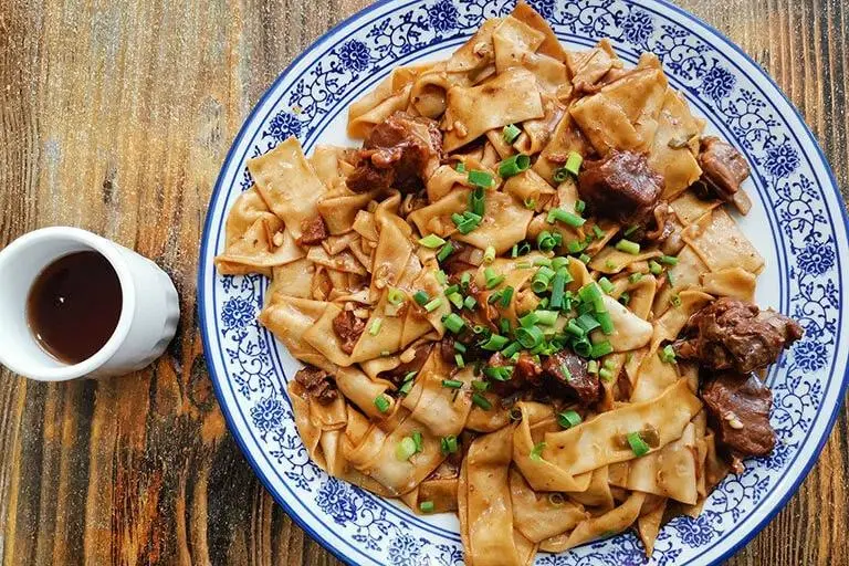 千年敦煌,它最接地气的美食却是 胡杨焖饼.