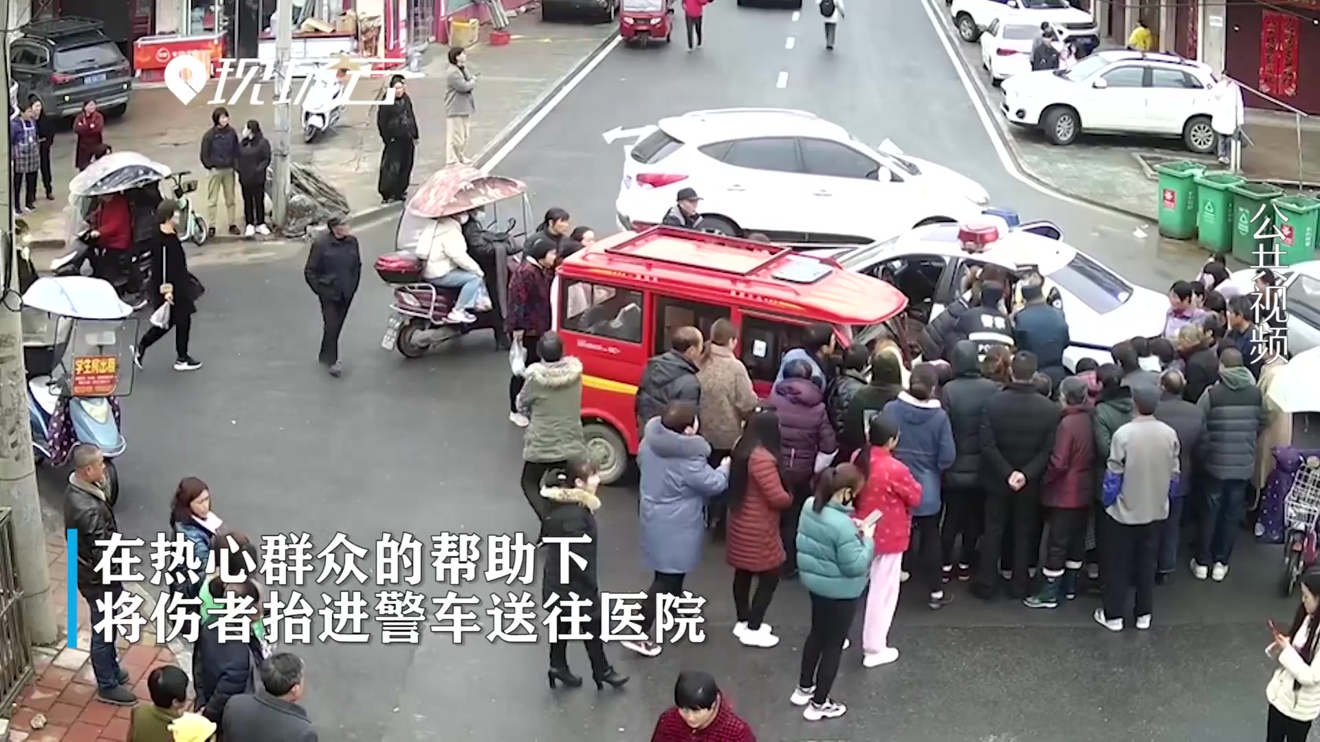 安徽六安：行人被压车底 众人合力抬车营救