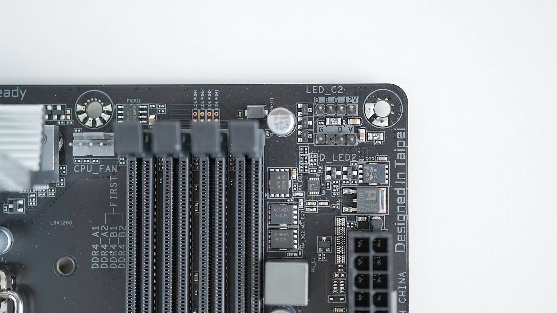 主板背面针脚长短一致,焊点均匀,板层厚实,线路清晰,体现技嘉大厂的