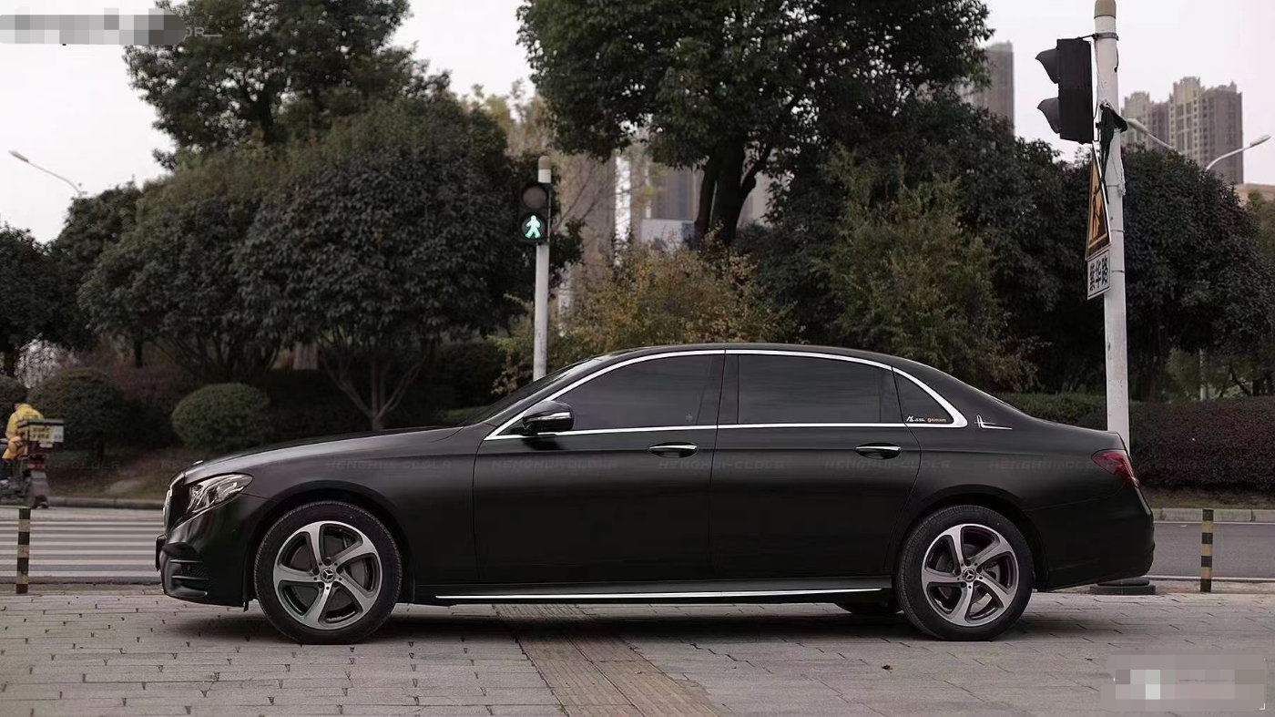 奔驰e全车换色电光黑,看到这满目的黑色,有种能够让人迅速平静下来的