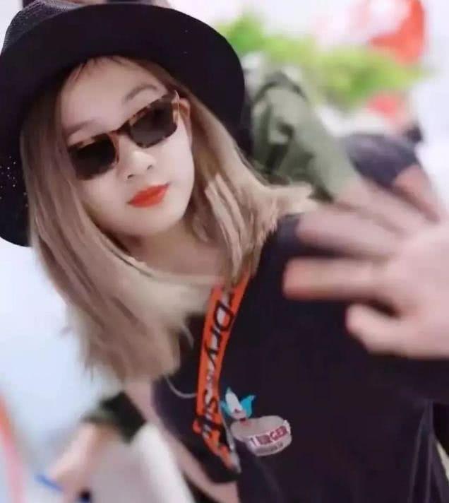 又被骂成熟?黄磊7岁二女儿开始染发美甲了,网友:第二个黄多多