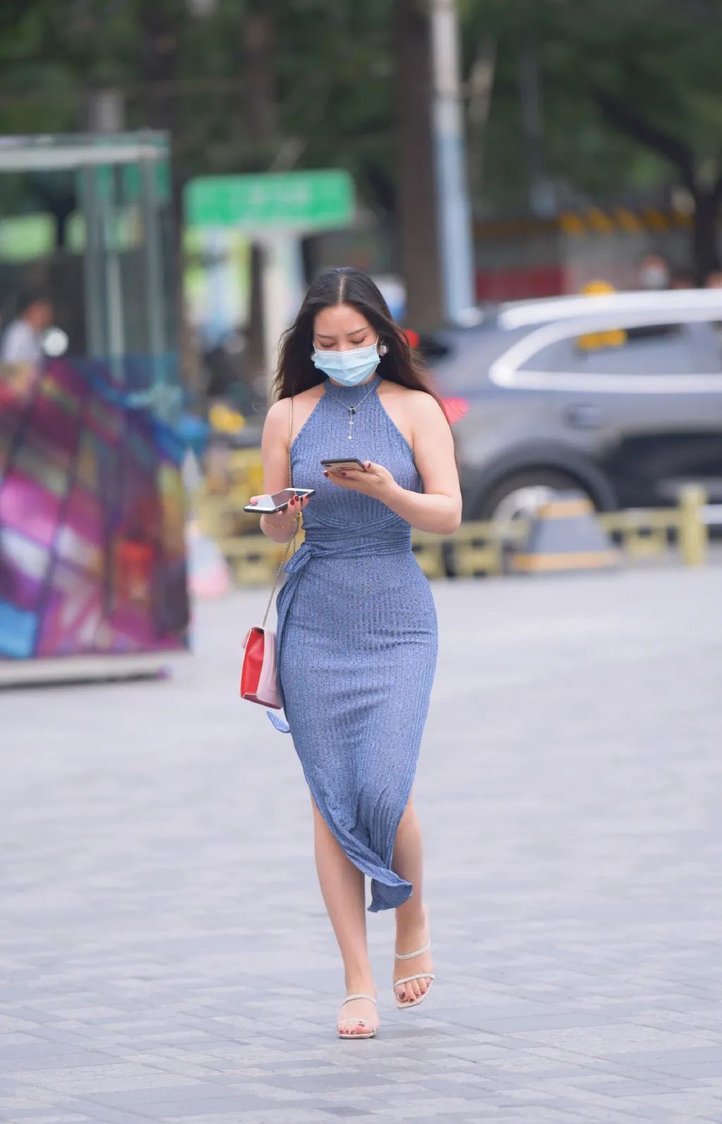 街拍开叉裙搭配披肩长发美的让人心动不已