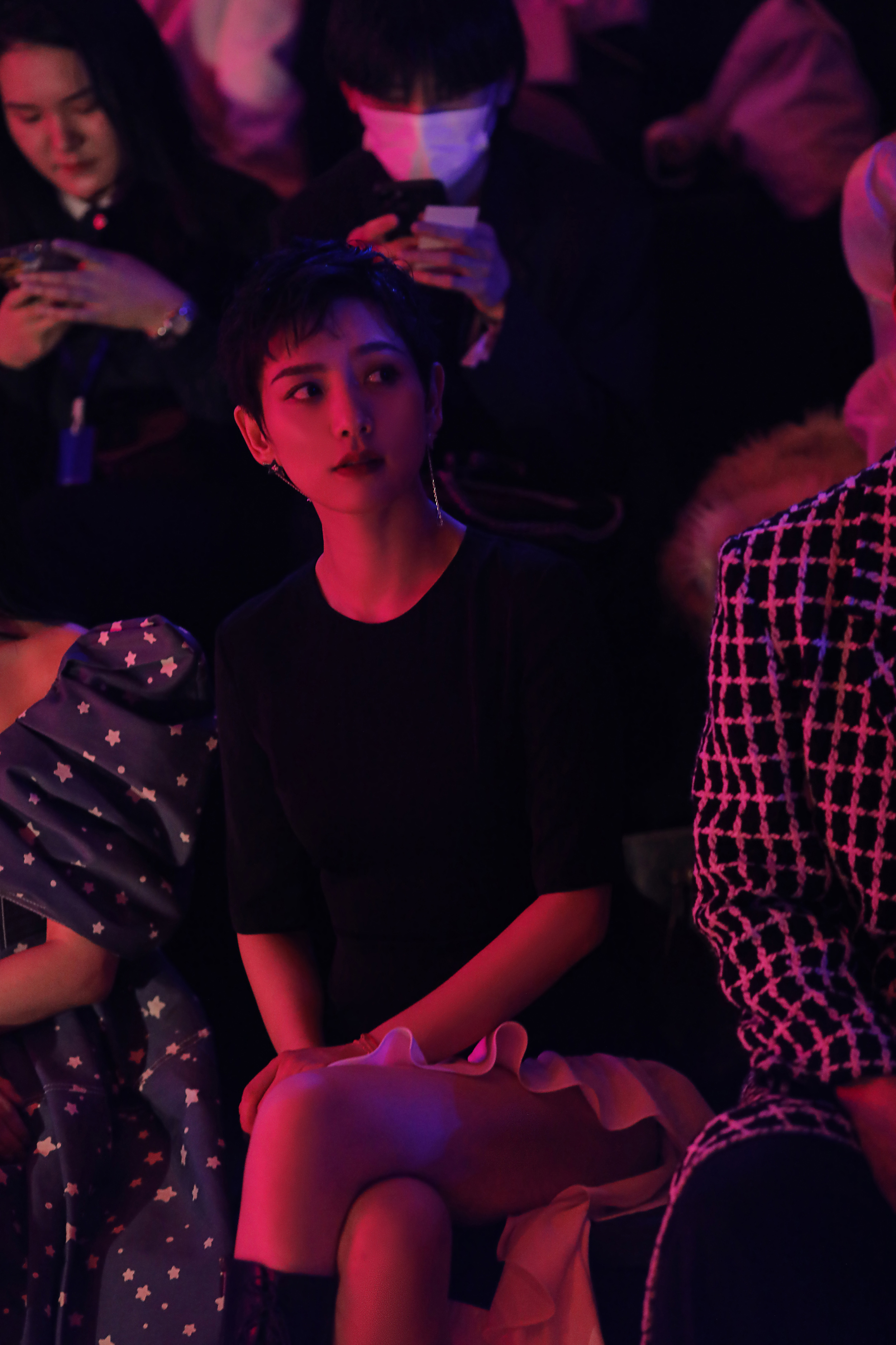 李晓峰现身时尚发布会 个性黑纱裙优雅大方