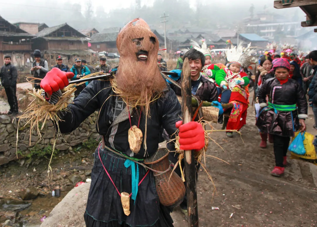 村民们效仿古代官人前呼后拥坐轿出行