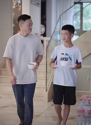 杨威晒儿子视频,杨阳洋身高腿长吸睛,说话低音炮迷人,萌娃长大了