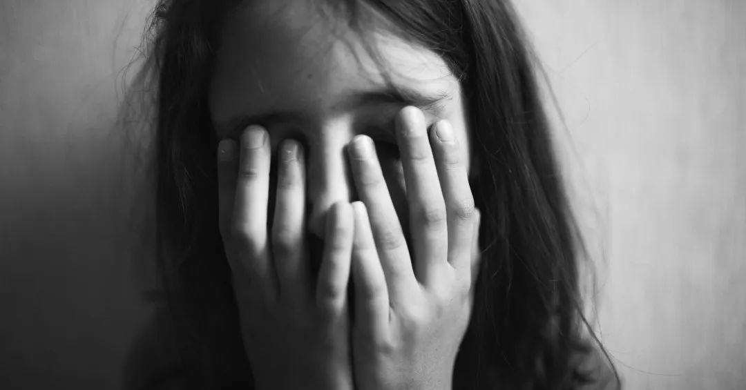 为了减少询问时的二次伤害，我国正在推行未成年被害人「一站式」询问制度。相关规定最早出现在 4 年前的文件中，而制度建设的起点，则是 2019 年 2 月，最高检将其写入检察改革工作规划。