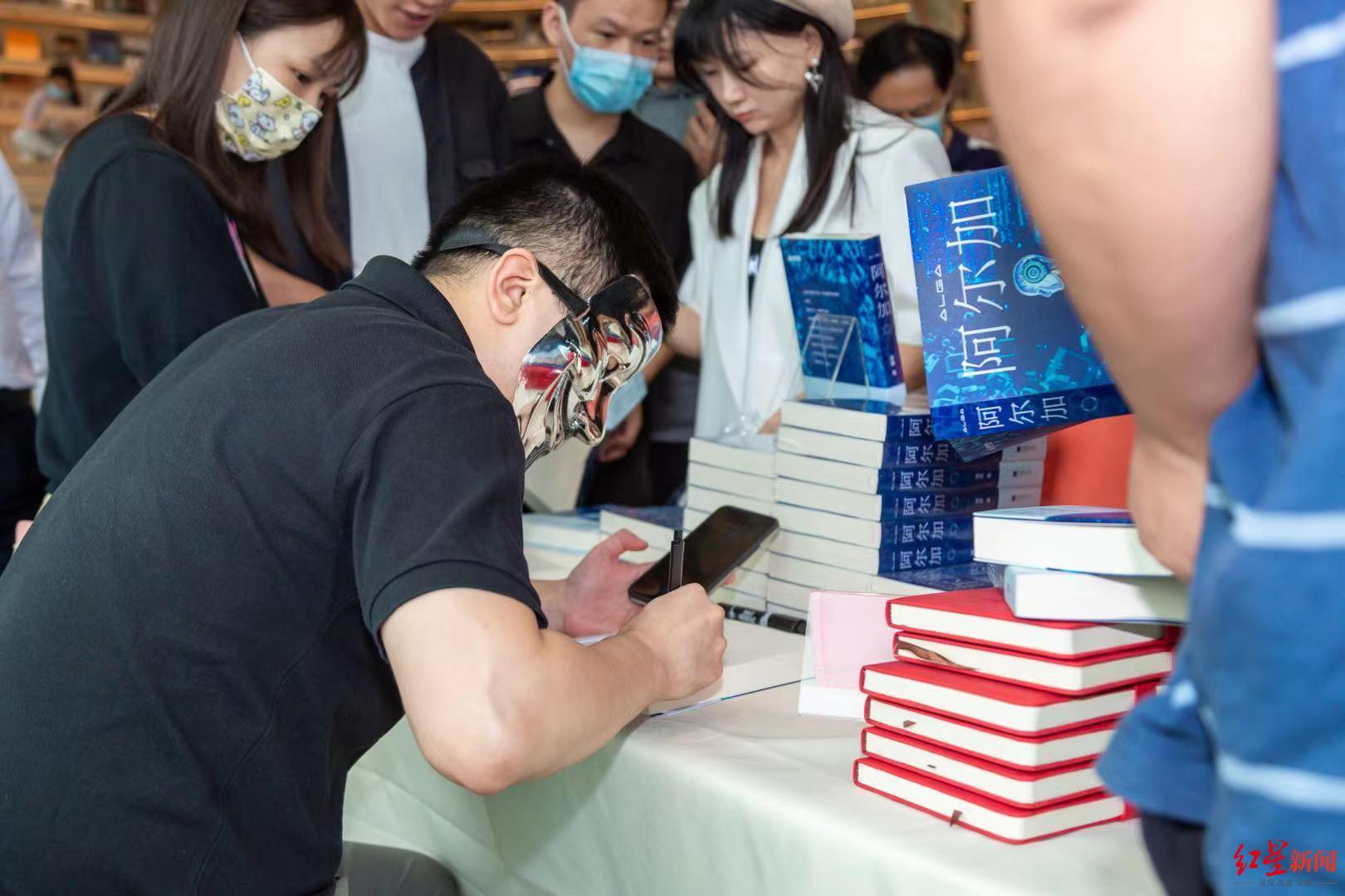 戴面具的作家又来了!从金融跨界科幻题材,梁成新书探讨人工智能
