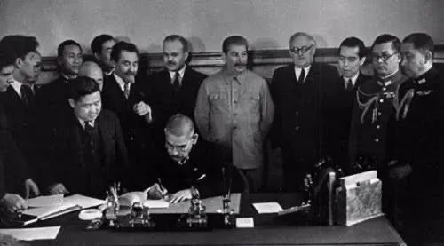 1941年5月，日苏中立条约签署现场，斯大林、莫洛托夫和松冈洋右代表苏日双方签署条约
