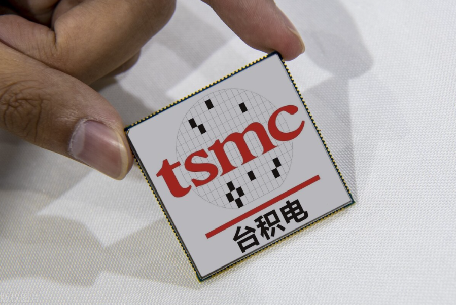 此前,因为相关条约限制,台积电无法再为华为代工海思麒麟系列芯片,这也让台积电的产能空了一大片出来,所以台积电只能寻求新的客户,以填补目前的订单空缺。也正好,苹果、AMD等企业找到了台积电,把众多的订单都纷纷给了台积电,台积电也不会因为失去华为的订单而导致营收下降,不过这些都是有代价的,那就是台积电必须赴美建厂。