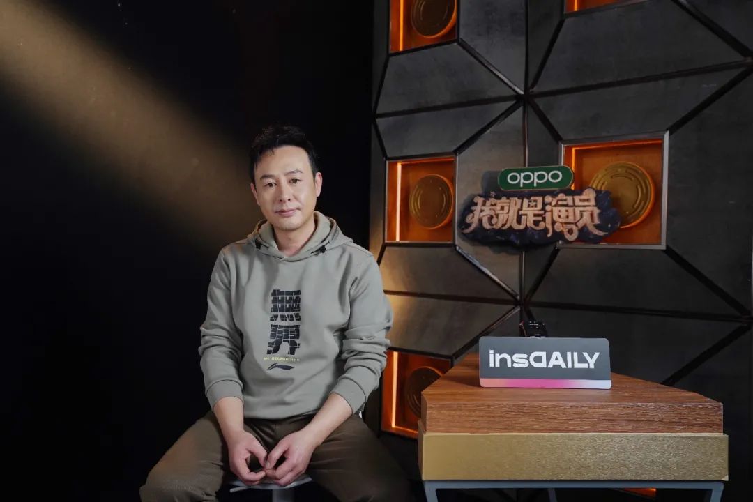 insdaily的采访组员都特别激动,很想了解现实中和屏幕里的张颂文有