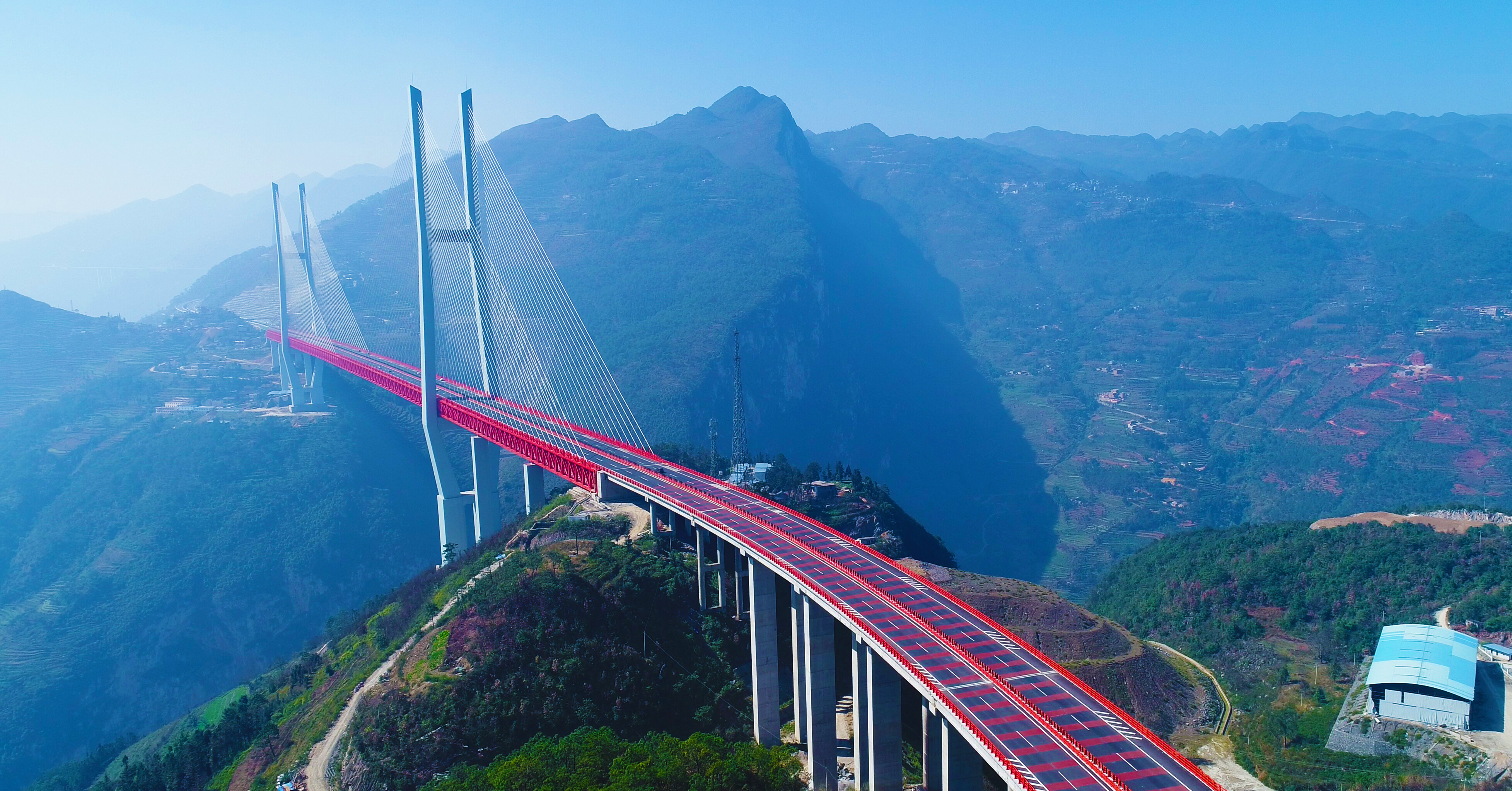 港珠澳大桥被誉为世界新七大奇迹之一,青藏铁路被称为中国新世纪四大