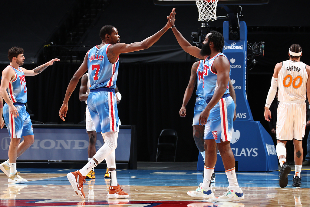 如果欧文能够继续留在篮网队,那么篮网队也得面对一个超巨组合都得