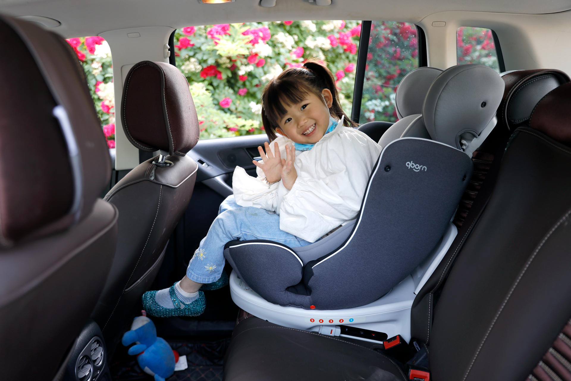 大尺寸的空间结构,放在后排完全不会显得拥挤,孩子乘坐过程中也能充分