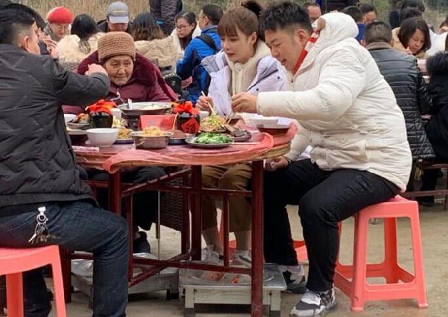 沈梦辰回到老家过年,身边多了个男友杜海涛.