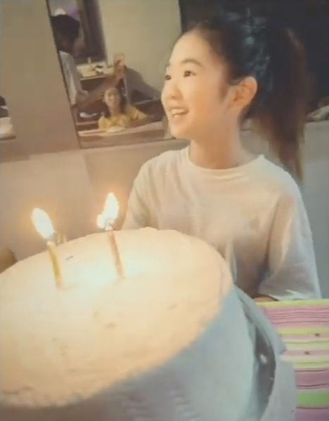 曹格为11岁女儿庆生 Grace眼神灵动颜值逆袭