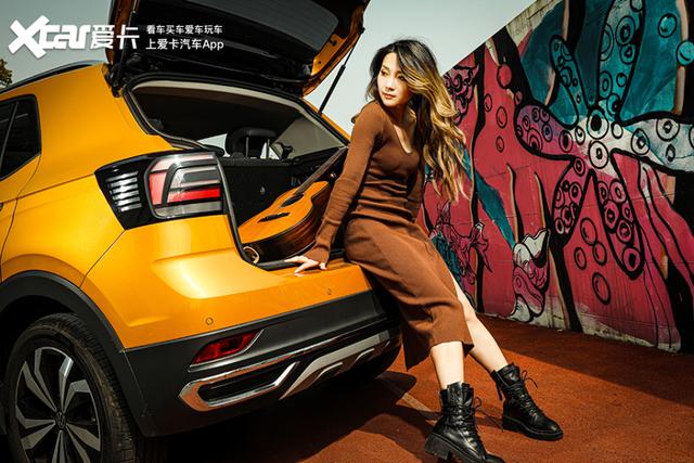 设计也颇为讲究,结构,形状与车身整体的设计语言相得益彰,hama直言