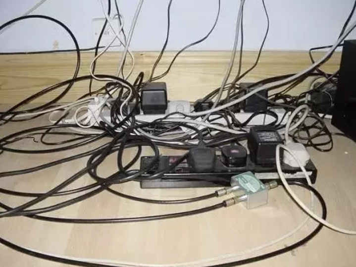 拯救杂乱不堪的电源线aigo魔方转换器才是未来插座的样子