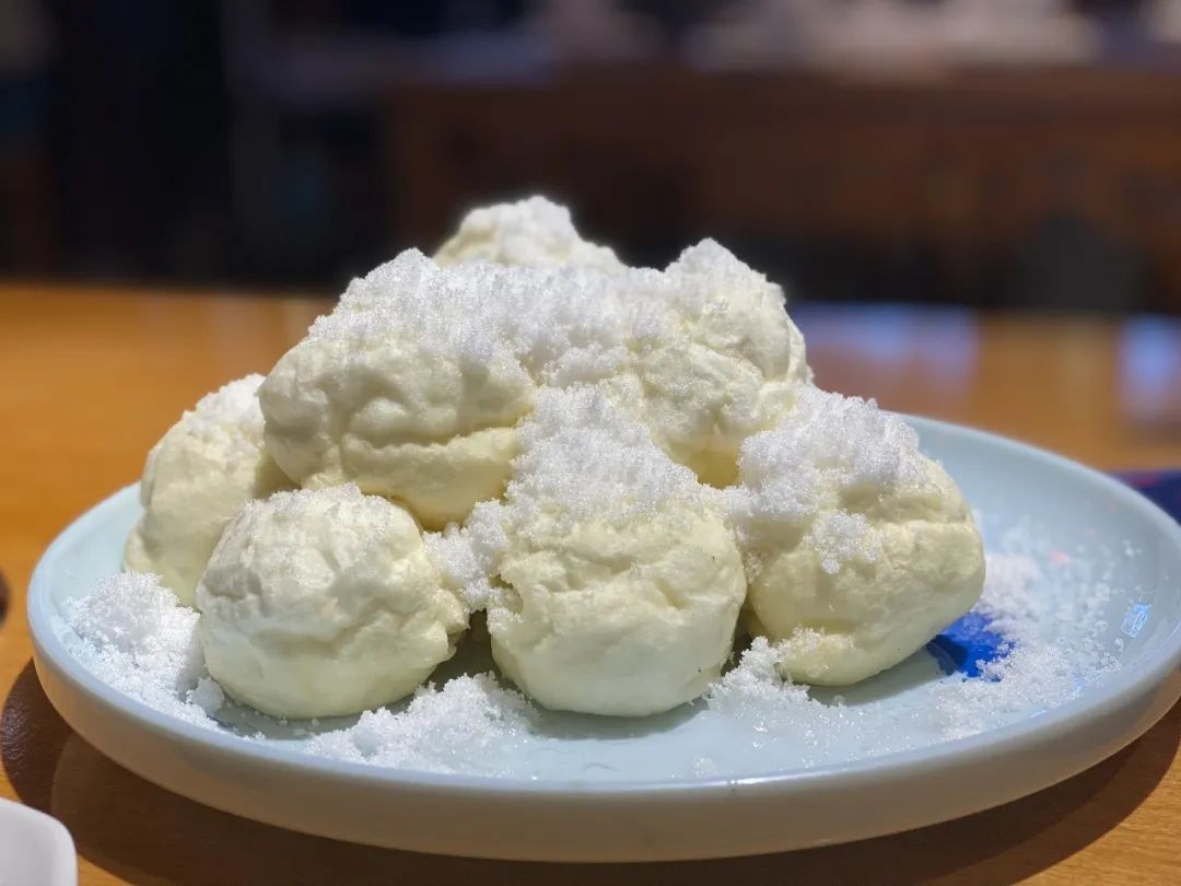 至于老铁们一天天夸的锅包肉,雪绵豆沙啥的,嗨,根本不在谱.