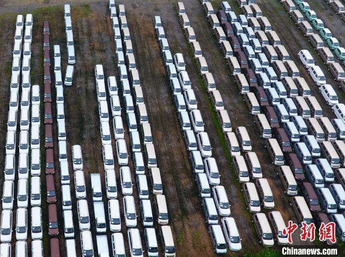 9月16日,新能源汽车在江西九江南站等待装车,航拍镜头下场面壮观.